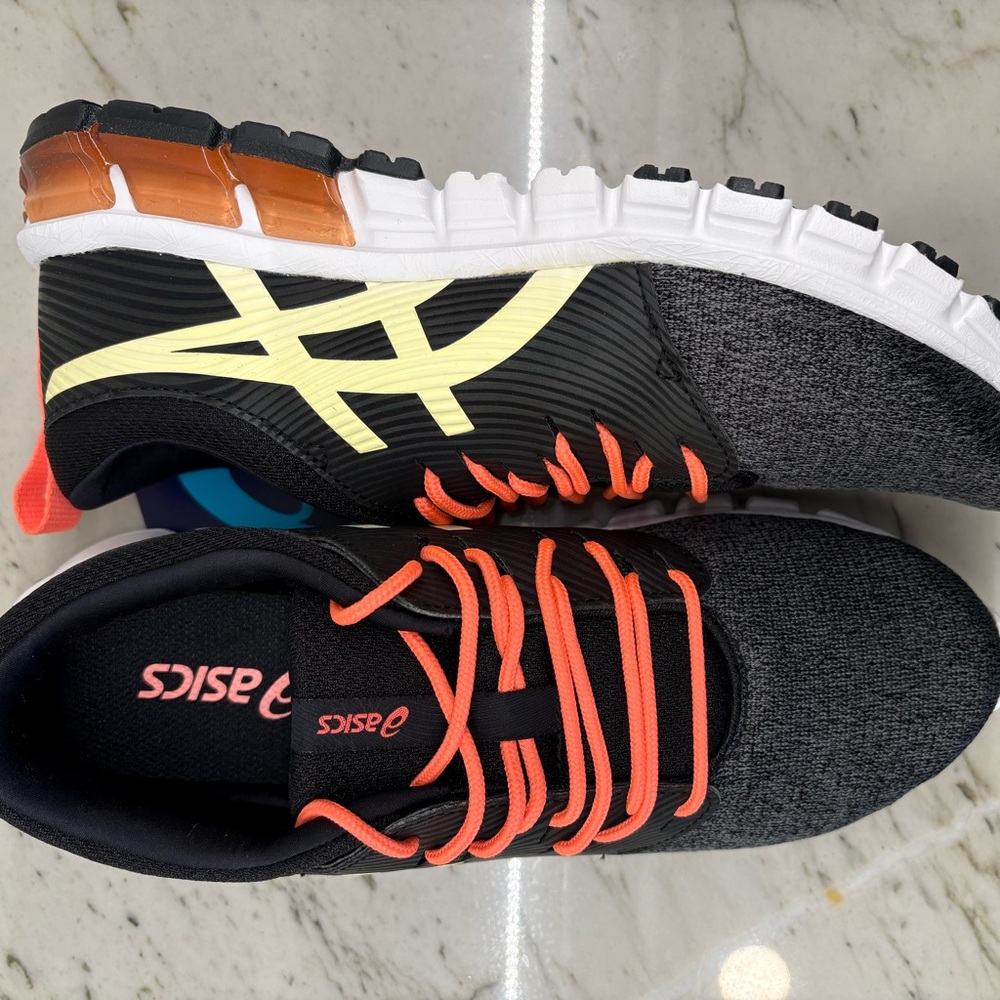 Brand new ASICS Gel - Quantum 90 SG